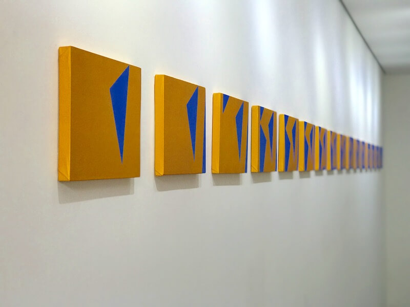 Marina de Falco – Dança [2015] – Pintura; Instalação de Parede; Acrílica metalizada sobre painéis – 20 x 422,5 cm